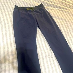 Figs set in quiet navy size M.